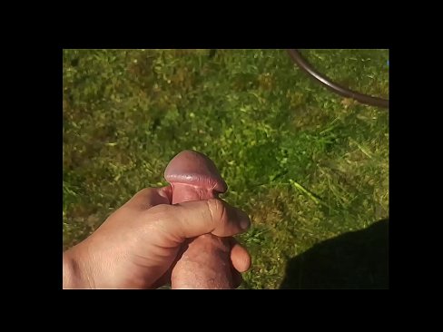 ❤️ گرم hottie پنهنجي گلابي pussy fucked حاصل ڪري ۽ هڪ اونهاري جي باغ ۾ squirt سان cums